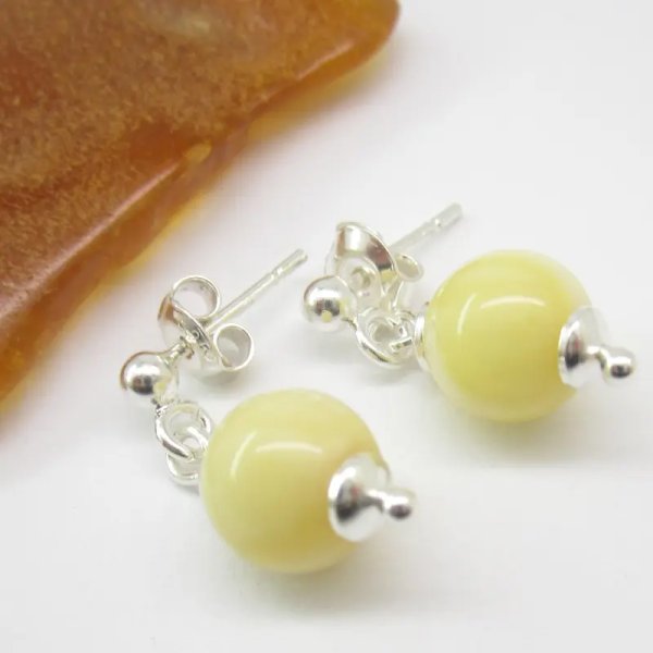 Mleczny Bursztyn i srebro - kolczyki sztyfty kulki (para)