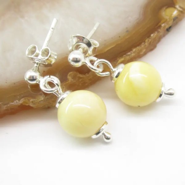 Mleczny Bursztyn i srebro - kolczyki sztyfty kulki (para)