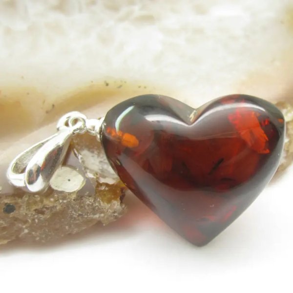 Koniakowy Bursztyn i srebro - wisiorek serce (zawieszka do wisiorka umieszczona z boku)