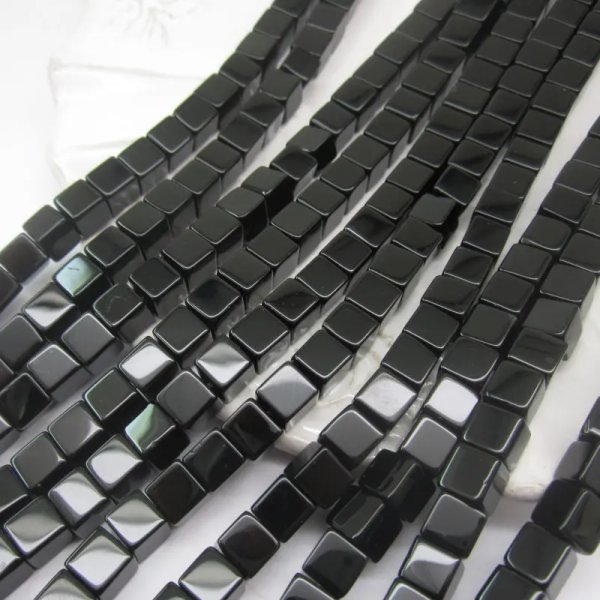 Onyks kostka 6 mm (sznurek)