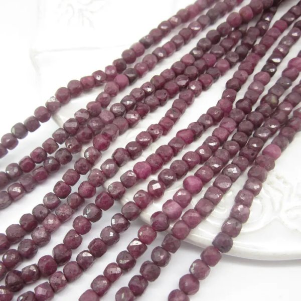Rubin fasetowane kostki 4 mm (sznurek)