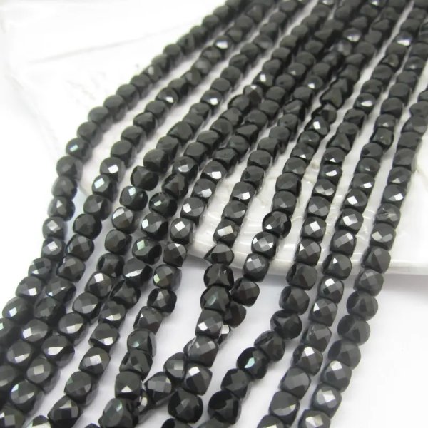 Spinel fasetowany kostki 4 mm (sznur)