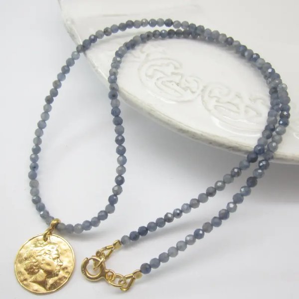 Szafir fasetowany i srebro złocone - naszyjnik z monetą