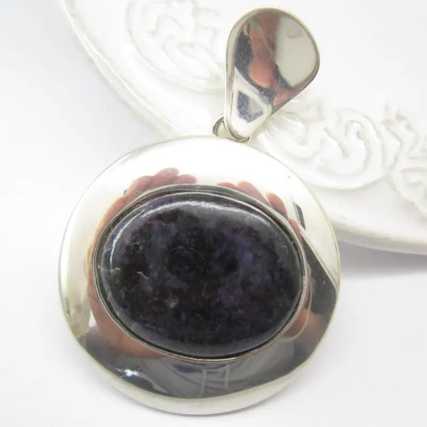 Czaroit i srebro - zawieszka owal