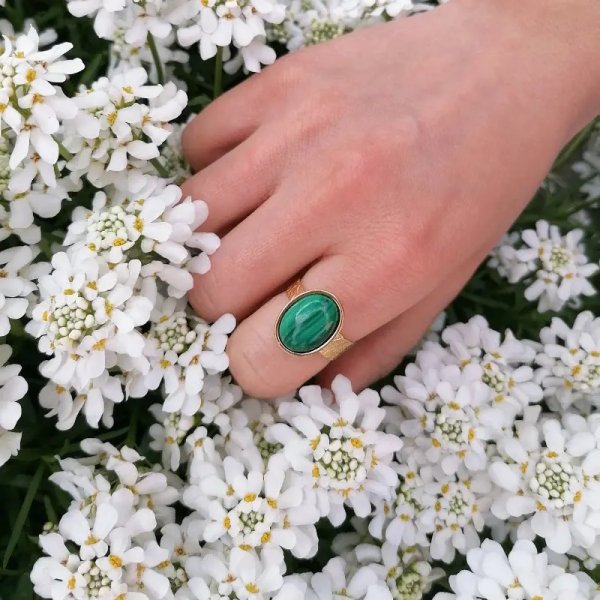 Malachit w złoconym srebrze młotkowanym - pierścionek (różne rozmiary) z regulacją