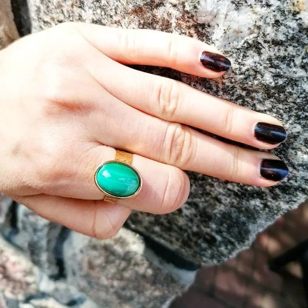 Malachit w złoconym srebrze młotkowanym - pierścionek (różne rozmiary) z regulacją