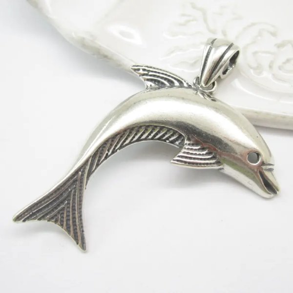 Srebro oksydowane - wisiorek delfin