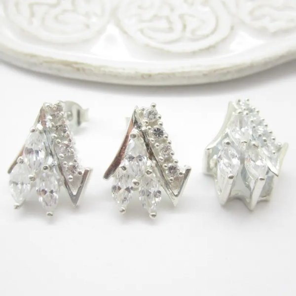 Cyrkonie w srebrze - komplet: kolczyki sztyfty i zawieszka