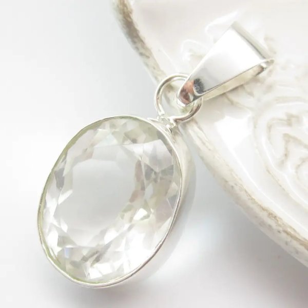 Kryształ Górski fasetowany i srebro - wisiorek owal