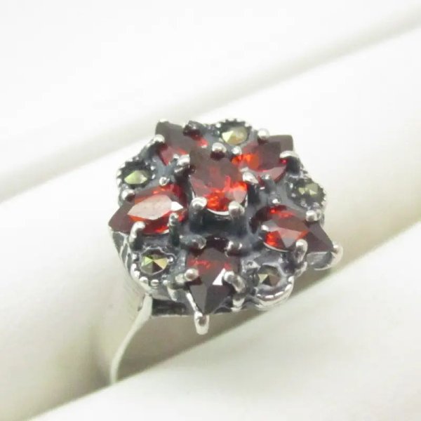 Granat fasetowany i markezyty w srebrze oksydowanym - pierścionek (Rozmiar Jubilerski 14, 15, 16 lub 17)