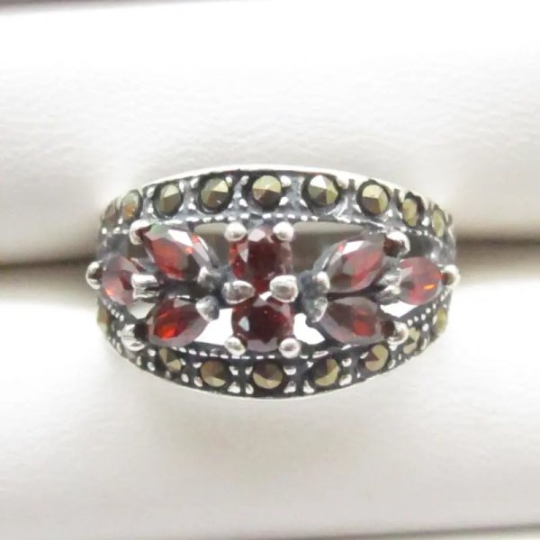 Granat fasetowany i markezyty w srebrze oksydowanym - pierścionek (Rozmiar Jubilerski 16, 17 lub 19)