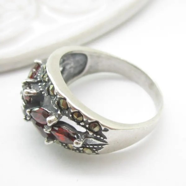 Granat fasetowany i markezyty w srebrze oksydowanym - pierścionek (Rozmiar Jubilerski 16, 17 lub 19)