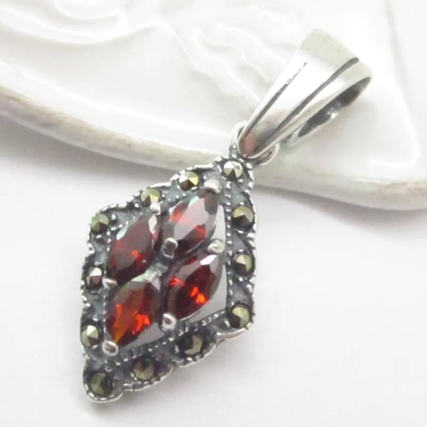Granat fasetowany i markezyty w srebrze oksydowanym - wisiorek markiza