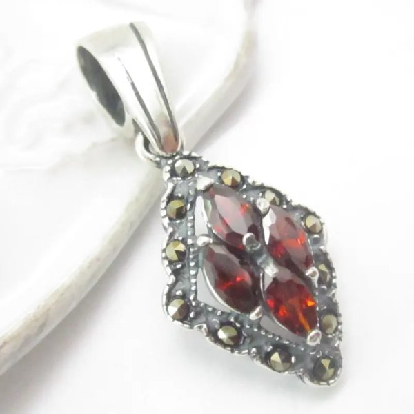 Granat fasetowany i markezyty w srebrze oksydowanym - wisiorek markiza