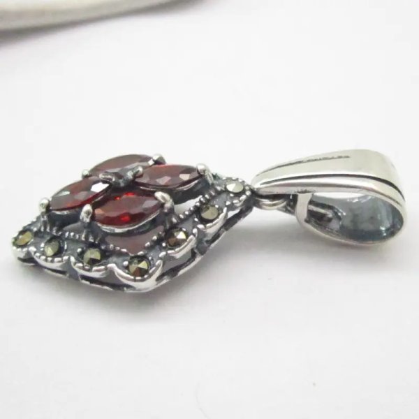 Granat fasetowany i markezyty w srebrze oksydowanym - wisiorek markiza