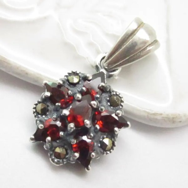 Granat fasetowany i markezyty w srebrze oksydowanym - zawieszka