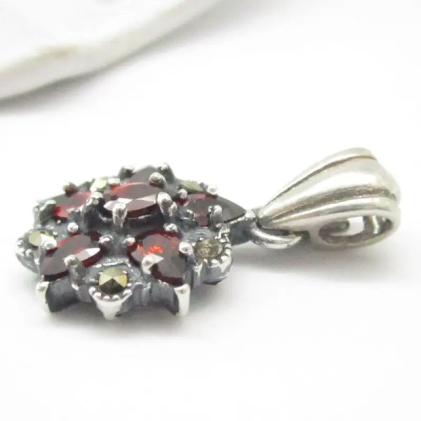 Granat fasetowany i markezyty w srebrze oksydowanym - zawieszka