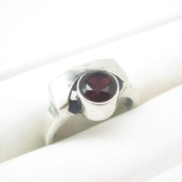 Granat fasetowany w srebrze oksydowanym - pierścionek (Rozmiar Jubilerski 16 lub 18)