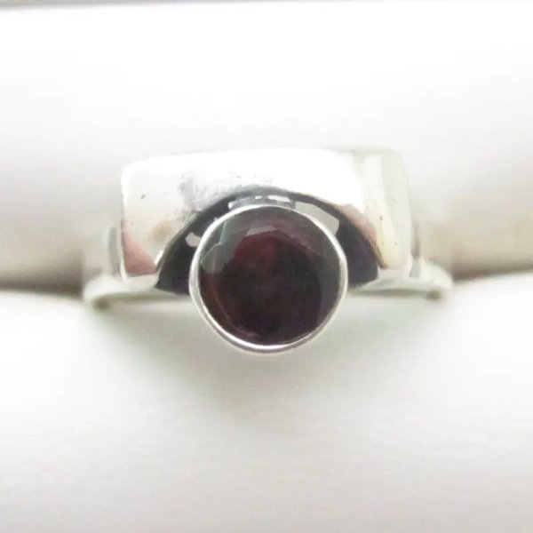Granat fasetowany w srebrze oksydowanym - pierścionek (Rozmiar Jubilerski 16 lub 18)