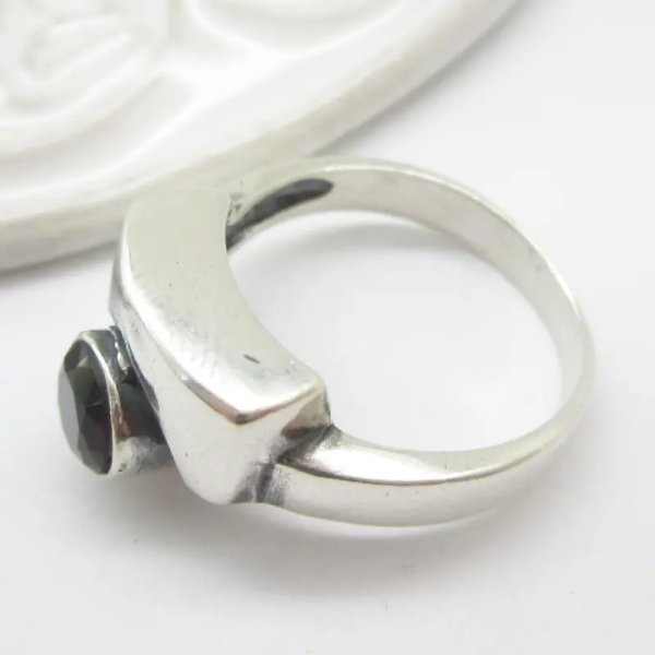 Granat fasetowany w srebrze oksydowanym - pierścionek (Rozmiar Jubilerski 16 lub 18)