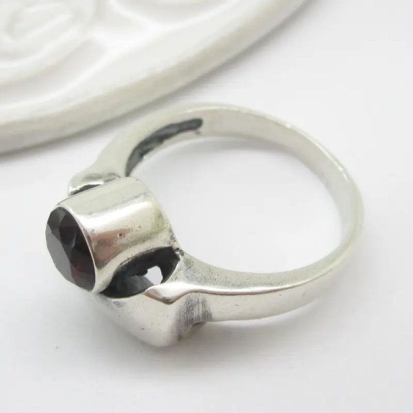 Granat fasetowany w srebrze oksydowanym - pierścionek (Rozmiar Jubilerski 16 lub 18)