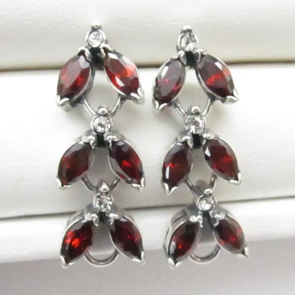 Granat fasetowany i cyrkonie w srebrze oksydowanym - kolczyki sztyfty