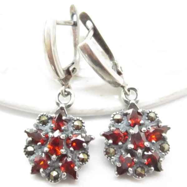 Granat fasetowany i markezyty w srebrze oksydowanym - kolczyki