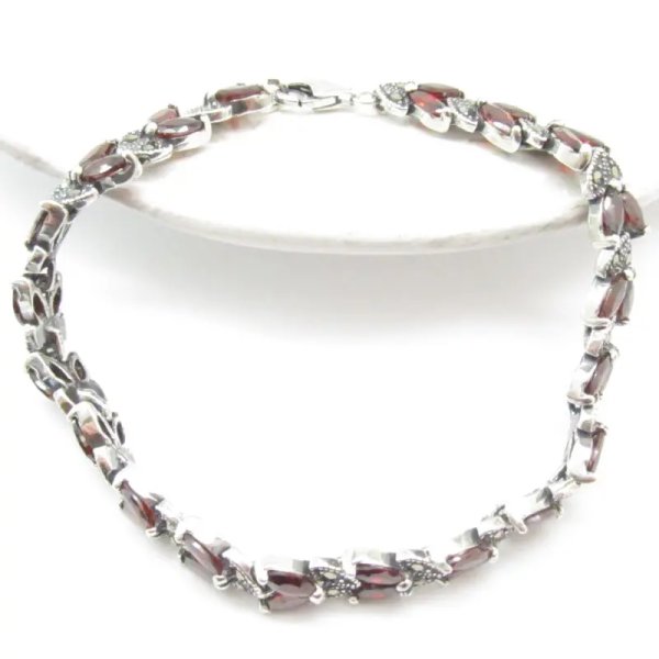 Granat fasetowany i markezyty w srebrze oksydowanym - bransoletka