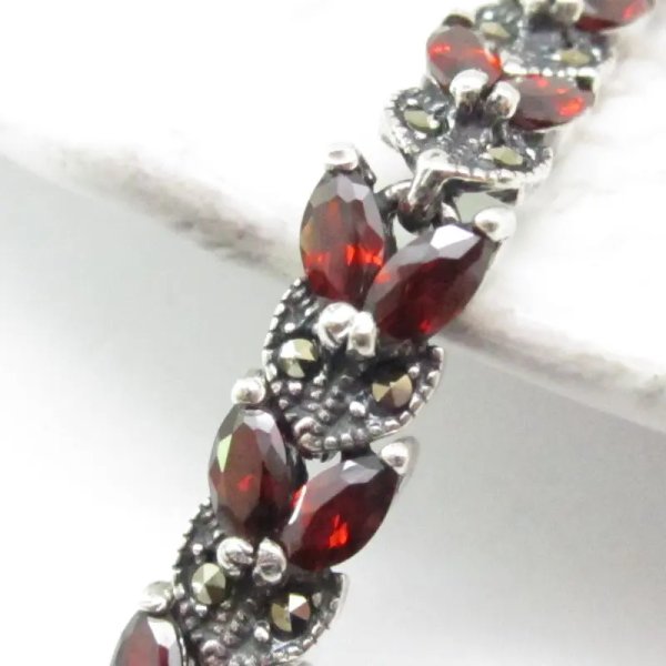 Granat fasetowany i markezyty w srebrze oksydowanym - bransoletka