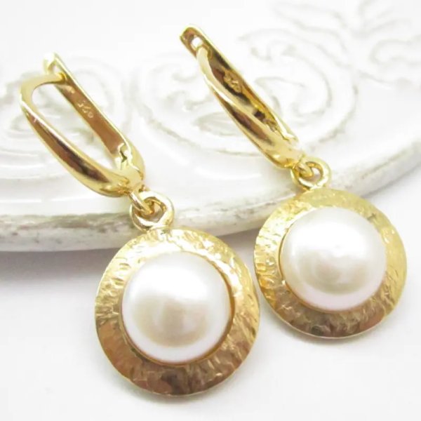 Perły Białe w młotkowanym srebrze złoconym - kolczyki