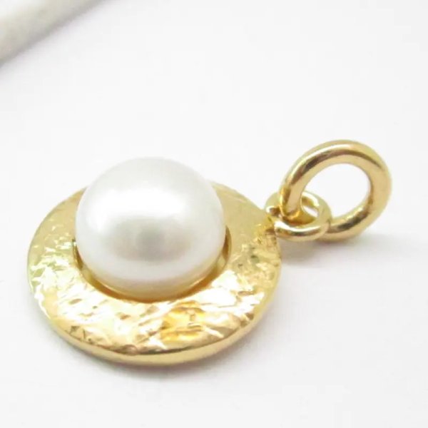 Perły Białe w młotkowanym srebrze złoconym - komplet: kolczyki i wisiorek 