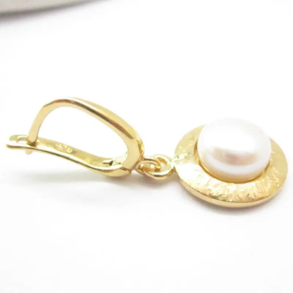 Perły Białe w młotkowanym srebrze złoconym - kolczyki