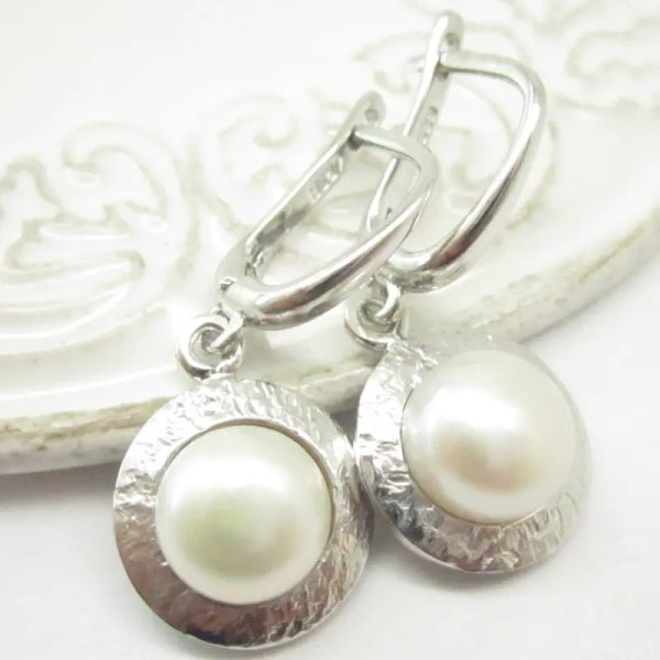 Perły Białe w srebrze młotkowanym - komplet: kolczyki i wisiorek 