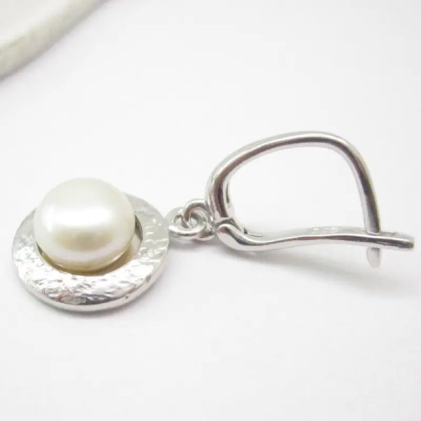 Perły Białe w srebrze młotkowanym - komplet: kolczyki i wisiorek 
