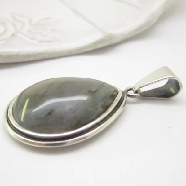 Labradoryt i srebro oksydowane - wisiorek łza