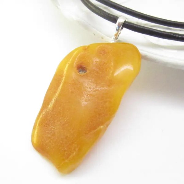 Naturalny Bursztyn i srebro - naszyjnik na rzemieniu