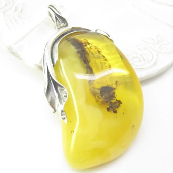 Bursztyn dwu-kolorowy z inkluzją i srebro oksydowane - zawieszka
