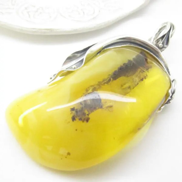 Bursztyn dwu-kolorowy z inkluzją i srebro oksydowane - zawieszka
