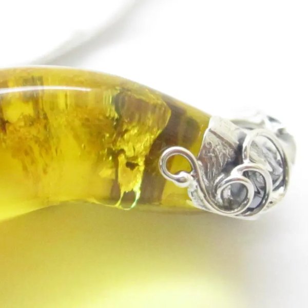 Bursztyn dwu-kolorowy z inkluzją i srebro oksydowane - zawieszka