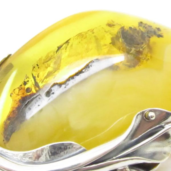 Bursztyn dwu-kolorowy z inkluzją i srebro oksydowane - zawieszka