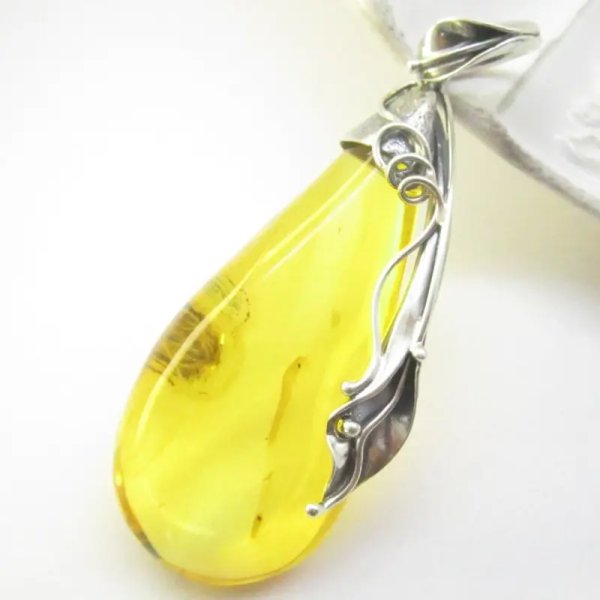 Bursztyn z inkluzją, pająkiem i srebro oksydowane - zawieszka