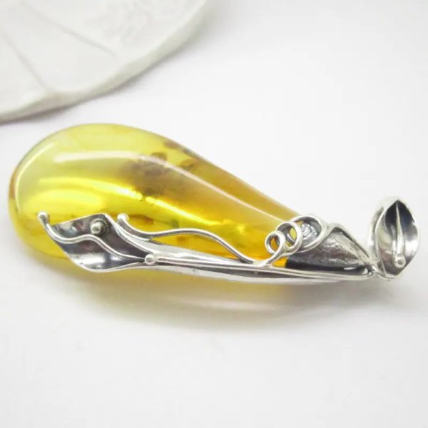 Bursztyn z inkluzją, pająkiem i srebro oksydowane - zawieszka