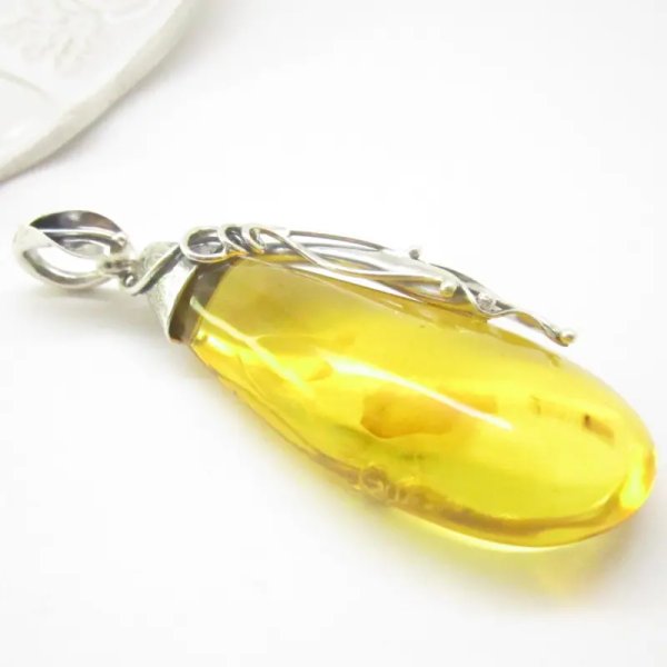 Bursztyn z inkluzją, pająkiem i srebro oksydowane - zawieszka