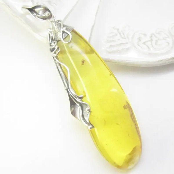 Bursztyn z inkluzją, pająkiem, muchą i srebro oksydowane - zawieszka