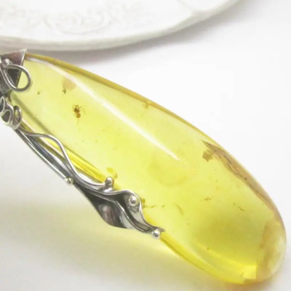 Bursztyn z inkluzją, pająkiem, muchą i srebro oksydowane - zawieszka