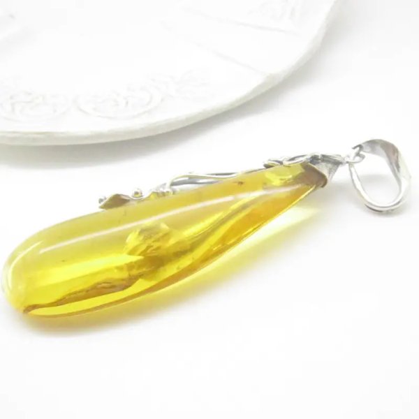 Bursztyn z inkluzją, pająkiem, muchą i srebro oksydowane - zawieszka