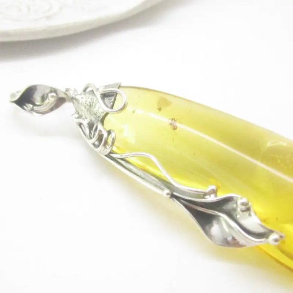 Bursztyn z inkluzją, pająkiem, muchą i srebro oksydowane - zawieszka