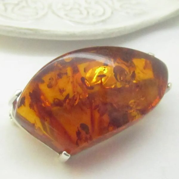Koniakowy Bursztyn z łuskami i srebro - broszka