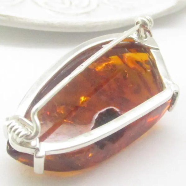 Koniakowy Bursztyn z łuskami i srebro - broszka