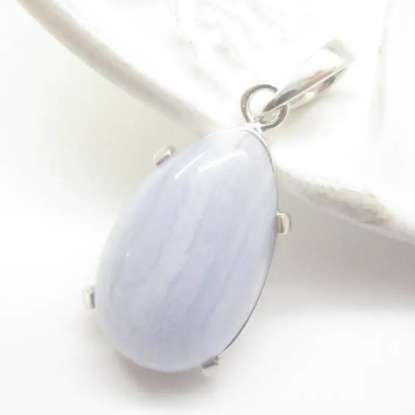 Chalcedon i srebro rodowane - wisiorek łezka